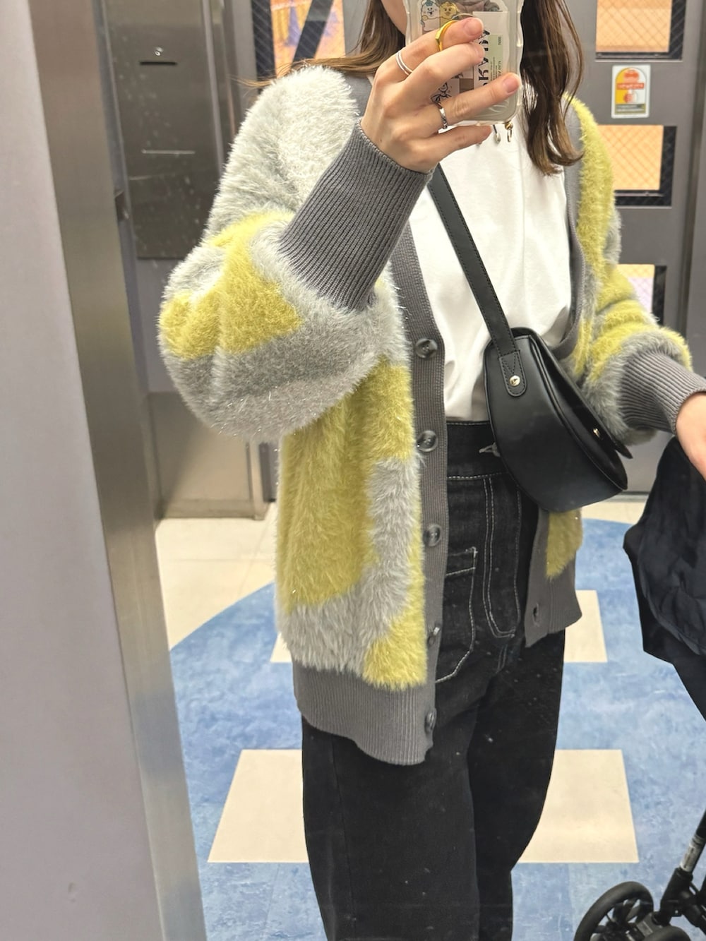「カーディガン、低身長コーデ、ニット、キャップ、デニム、ショルダーバッグ、お出かけコーデ、休日スタイル、冬コーデ、ママファッション、クリスマスに着たい服、ゆるコーデ、大人かわいい、レザー、カラーニット」｜「LADYMADEのラメフェザージャガードニットカーディガン（カーディガン/ボレロ、グレー系）」を使った、chicchimoさん（レディース・152cm）の秋コーディネートの5枚目の写真