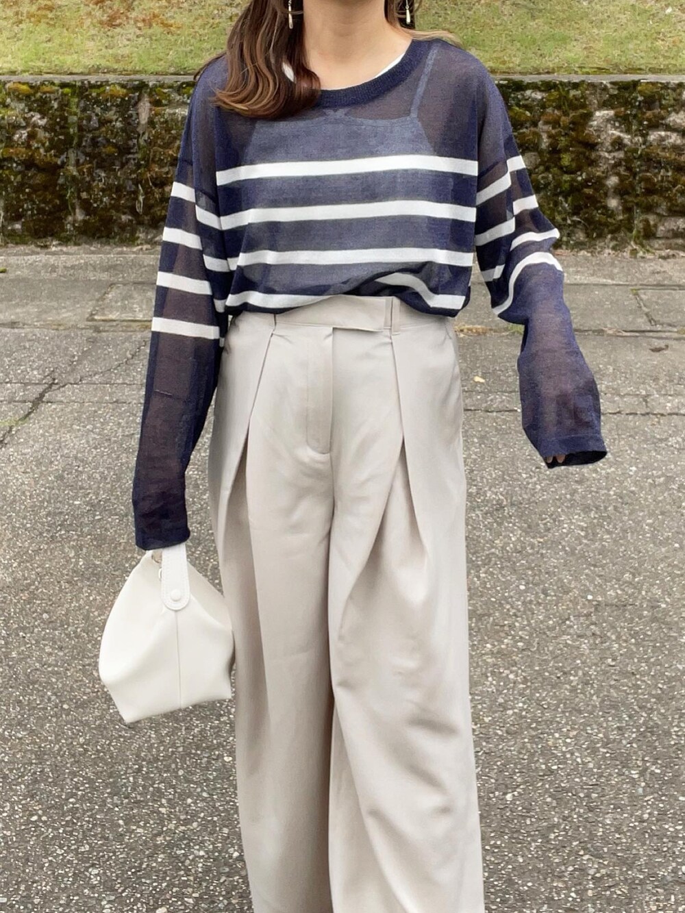 ブルー系のTシャツ/カットソー、ホワイト系のスラックス、ホワイト系のハンドバッグを着用したレディースの夏コーディネートの4枚目の写真