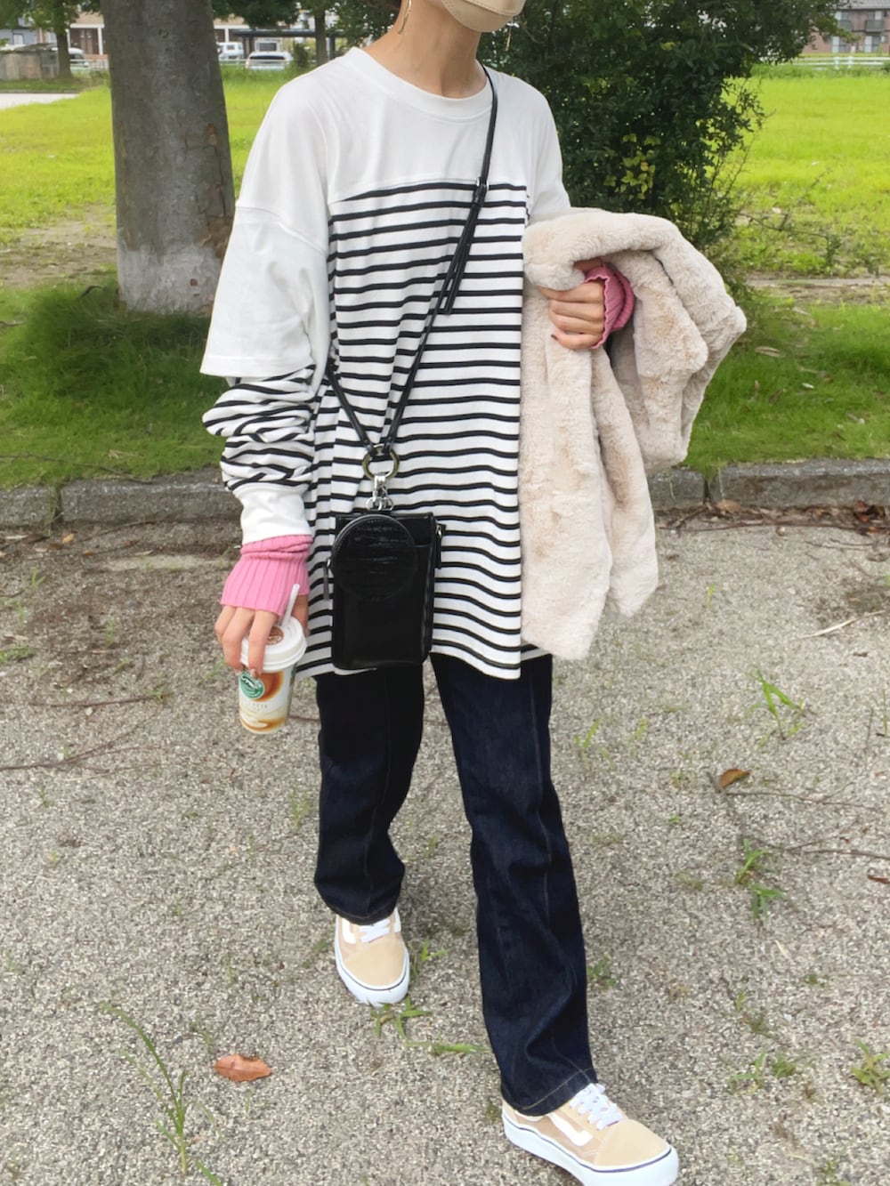 ブラック系のTシャツ/カットソー、グレー系のベスト、ブラック系のデニムパンツを着用したレディースの夏コーディネートの2枚目の写真