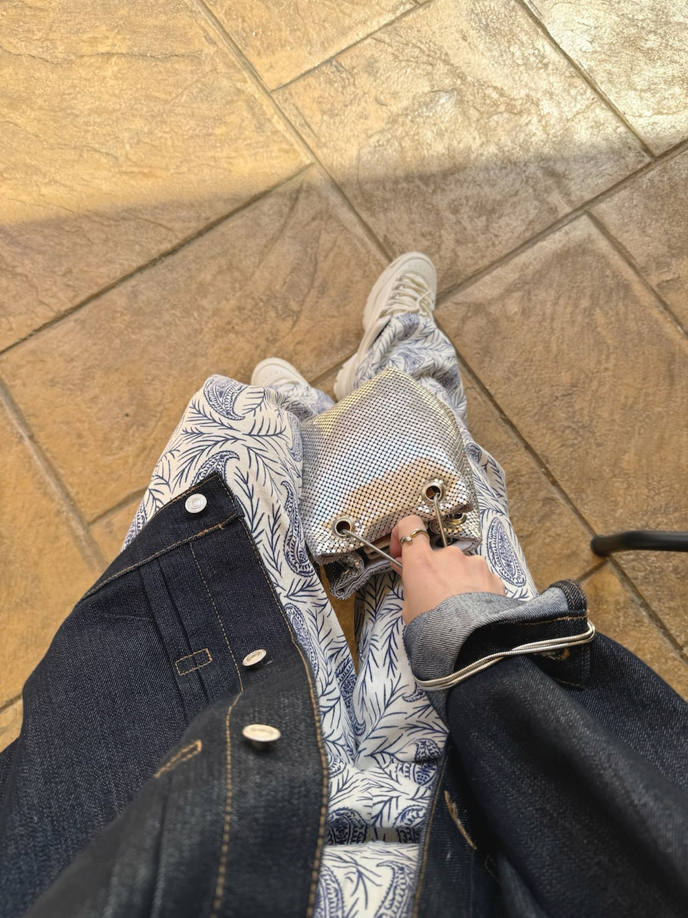 その他のその他パンツ、ブルー系のデニムジャケット、シルバー系のバッグを着用したレディースの春コーディネートの4枚目の写真