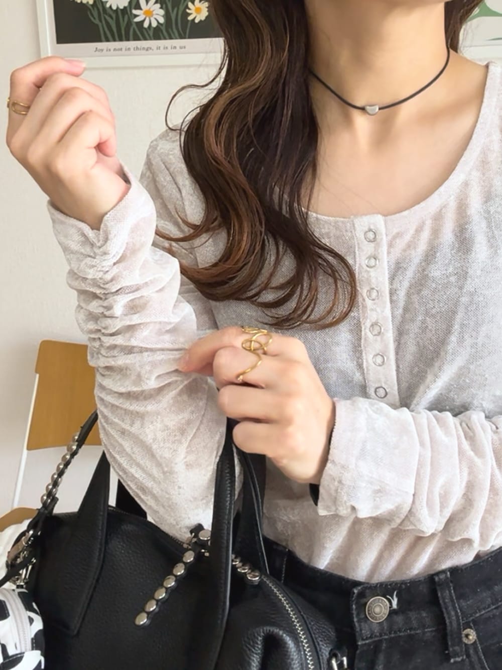 ホワイト系のTシャツ/カットソー、ブラック系のボストンバッグ、グレー系のベストを着用したレディースの秋コーディネートの4枚目の写真