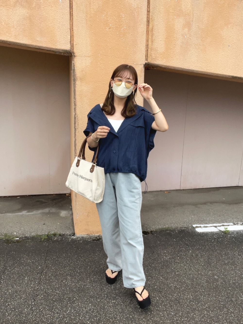 ブルー系のシャツ/ブラウス、ブルー系のデニムパンツ、ホワイト系のトートバッグを着用したレディースの夏コーディネートの3枚目の写真