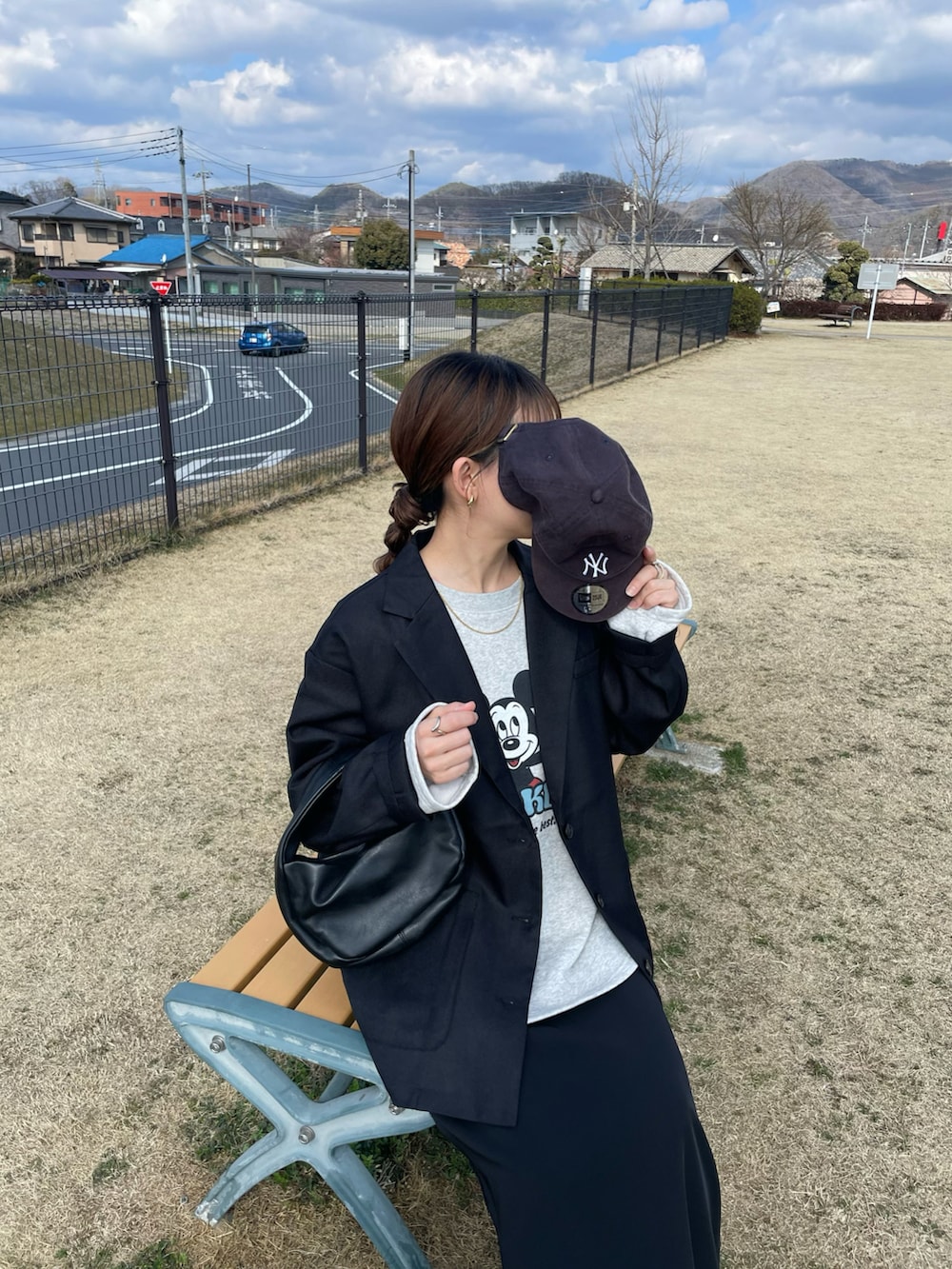 ブラック系のテーラードジャケット、グレー系のスウェット、ホワイト系のスニーカーを着用したレディースの冬コーディネートの5枚目の写真