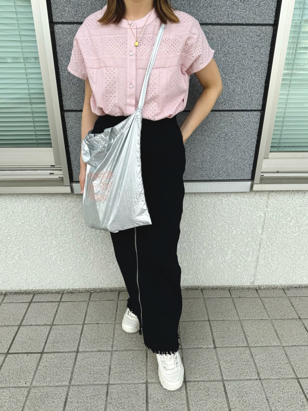 ピンク系のシャツ/ブラウス、ブラック系のスカート、シルバー系のトートバッグを着用したレディースの春コーディネートの4枚目の写真