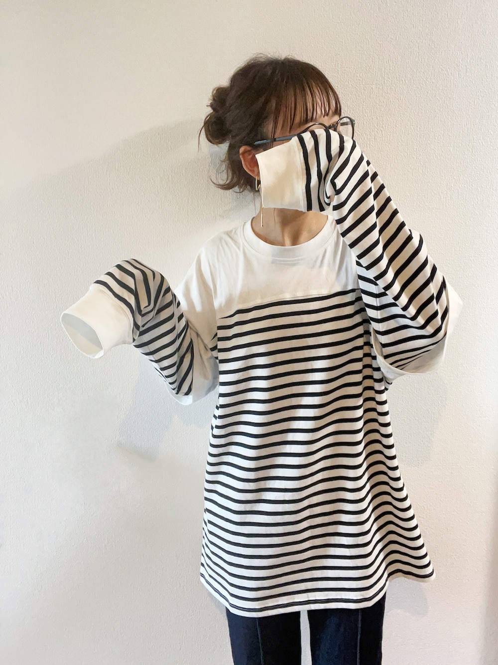 ブラック系のTシャツ/カットソー、グレー系のベスト、ブラック系のデニムパンツを着用したレディースの夏コーディネートの5枚目の写真