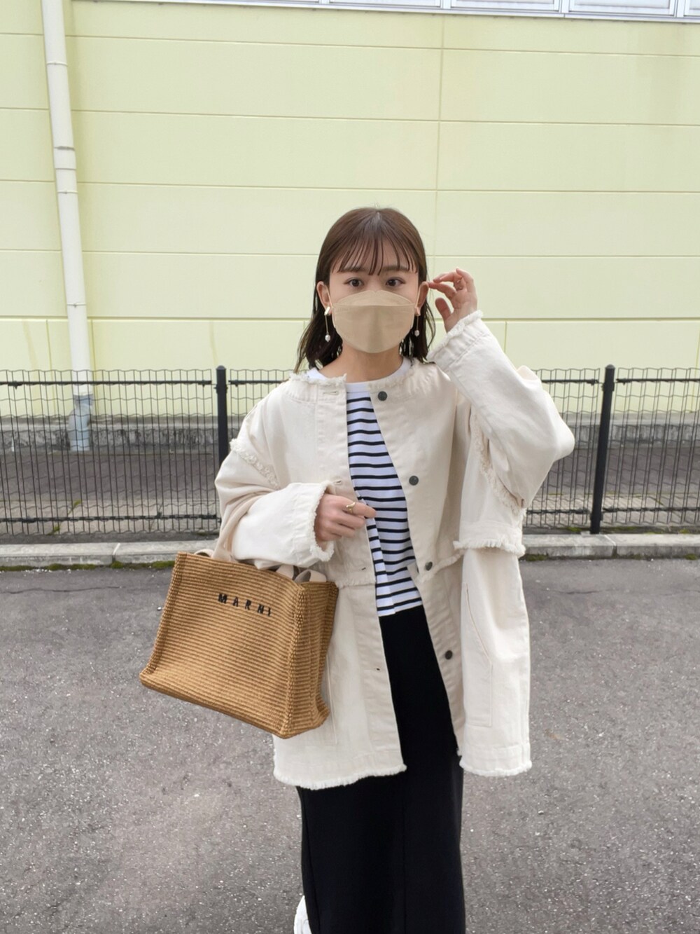 「ボーダー、デニムジャケット、休日スタイル、白スニーカー、きれいめカジュアル、春コーデ、春服みてみて、シンプルコーデ、大人カジュアル、韓国ファッション、プチプラコーデ、デニム、春カラー、スニーカーコーデ、ホワイト」｜「select MOCAの2023 SS 2wayデニムジャケット（デニムジャケット、ホワイト系）」を使った、chicchimoさん（骨格ナチュラル・レディース・152cm）の春コーディネートの4枚目の写真