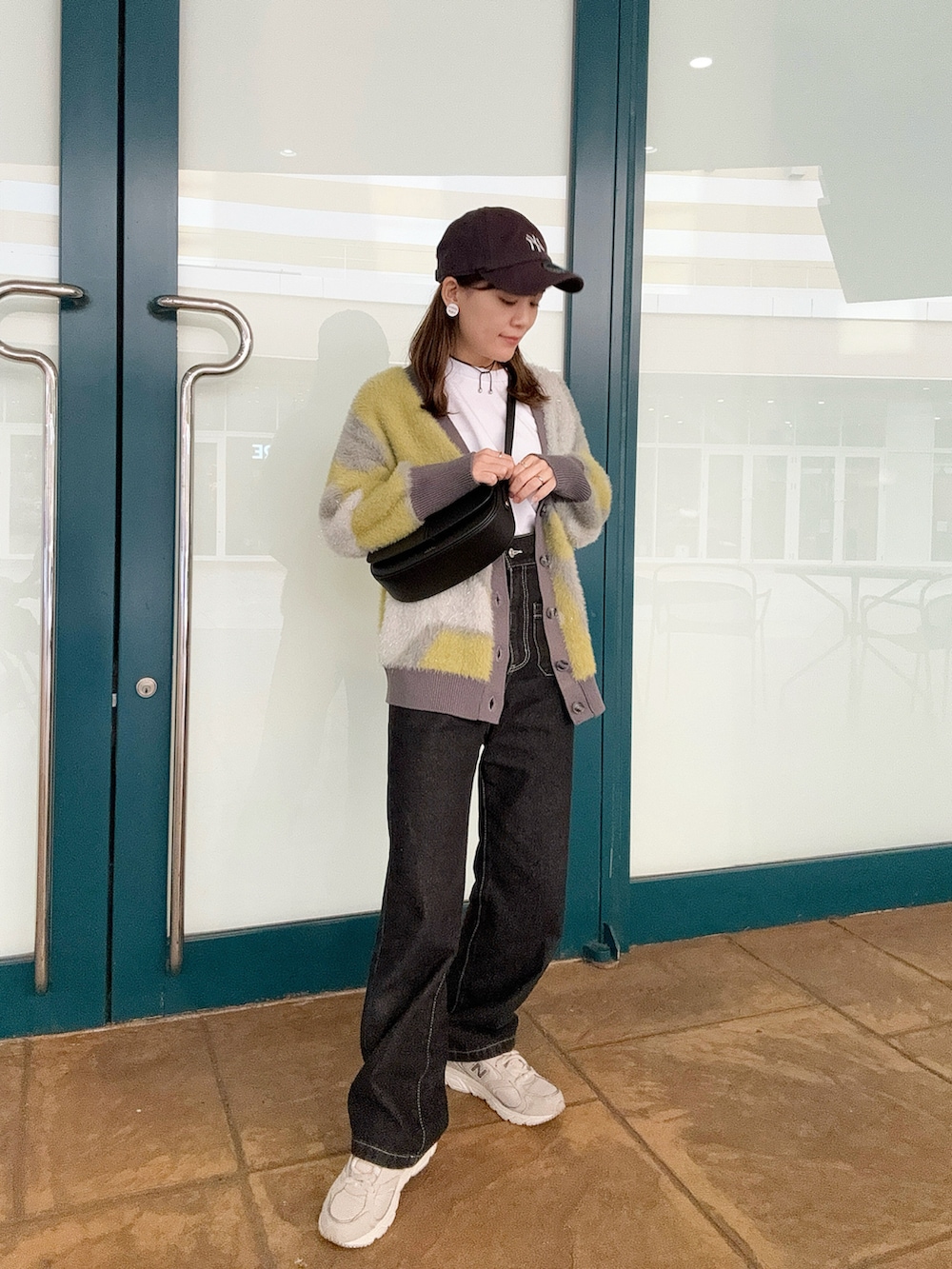 「カーディガン、低身長コーデ、ニット、キャップ、デニム、ショルダーバッグ、お出かけコーデ、休日スタイル、冬コーデ、ママファッション、クリスマスに着たい服、ゆるコーデ、大人かわいい、レザー、カラーニット」｜「LADYMADEのラメフェザージャガードニットカーディガン（カーディガン/ボレロ、グレー系）」を使った、chicchimoさん（レディース・152cm）の秋コーディネートの2枚目の写真