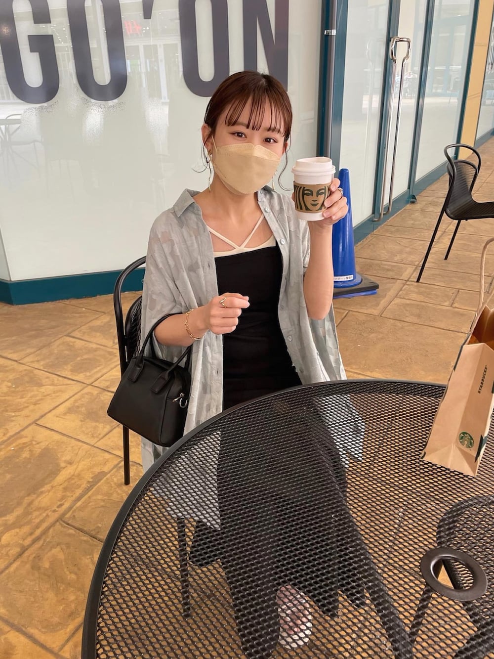 「シャツスタイル、キャミワンピ、レイヤードスタイル、きれいめカジュアル、休日スタイル、春夏コーデ、シアートップス、ワンピーススタイル、プチプラ、サンダルコーデ、カジュアルコーデ、グリーン、低身長女子、ワンピース、カラーコーデ」｜「mily biletの【mily bilet】ワンランク上のスタイル。シアージャガード花柄2wayシャツ（シャツ/ブラウス、グリーン系）」を使った、chicchimoさん（骨格ナチュラル・レディース・152cm）の春コーディネートの2枚目の写真