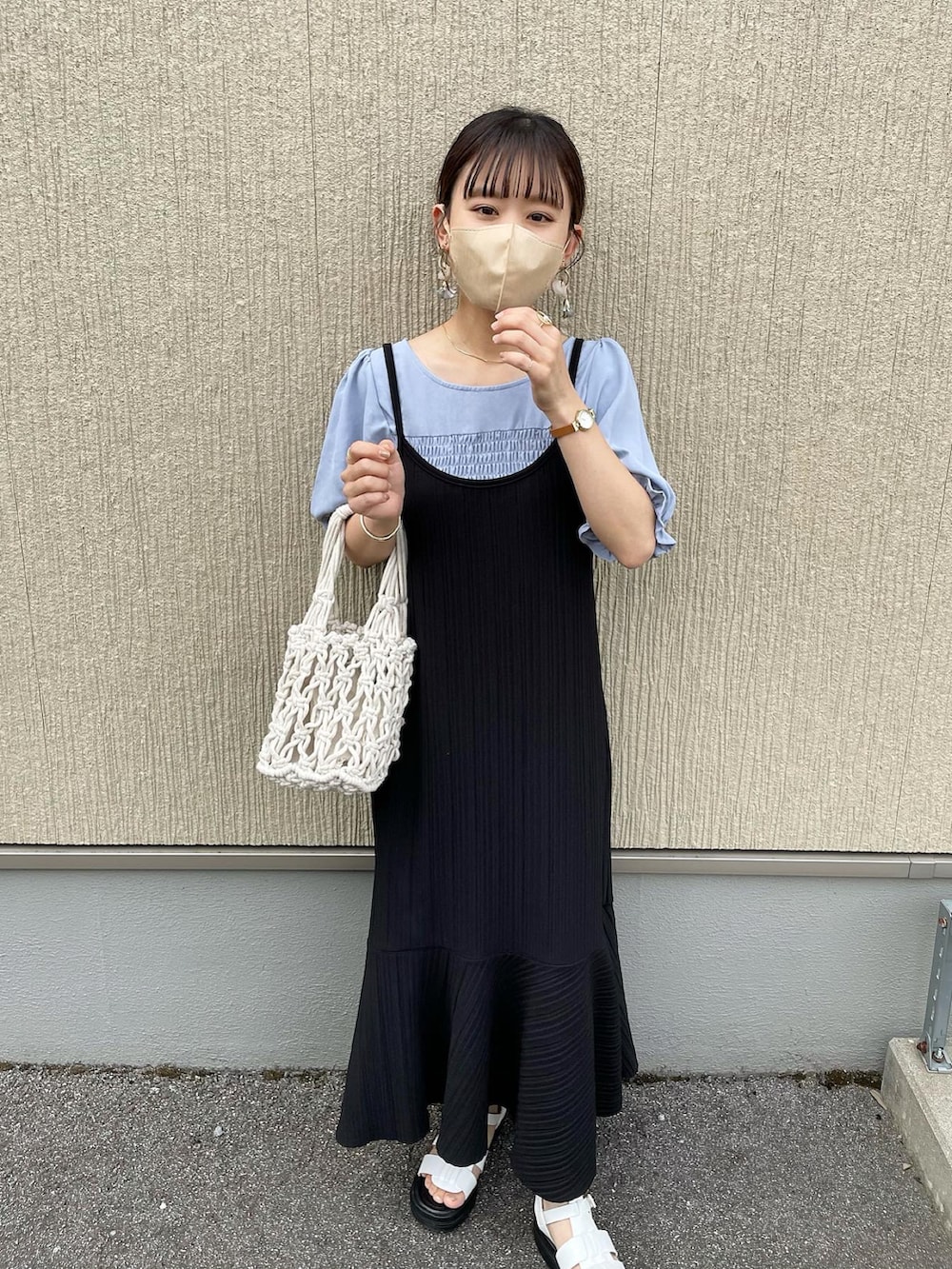 ブルー系のシャツ/ブラウス、ブラック系のワンピース、ゴールド系のネックレスを着用したレディースの夏コーディネートの2枚目の写真