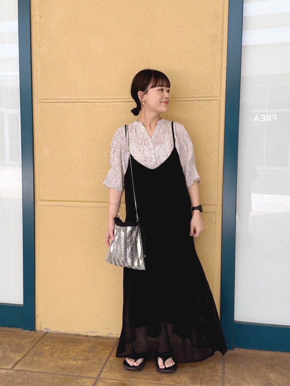 ホワイト系のシャツ/ブラウス、ブラック系のワンピース、シルバー系のショルダーバッグを着用したレディースの夏コーディネートの2枚目の写真