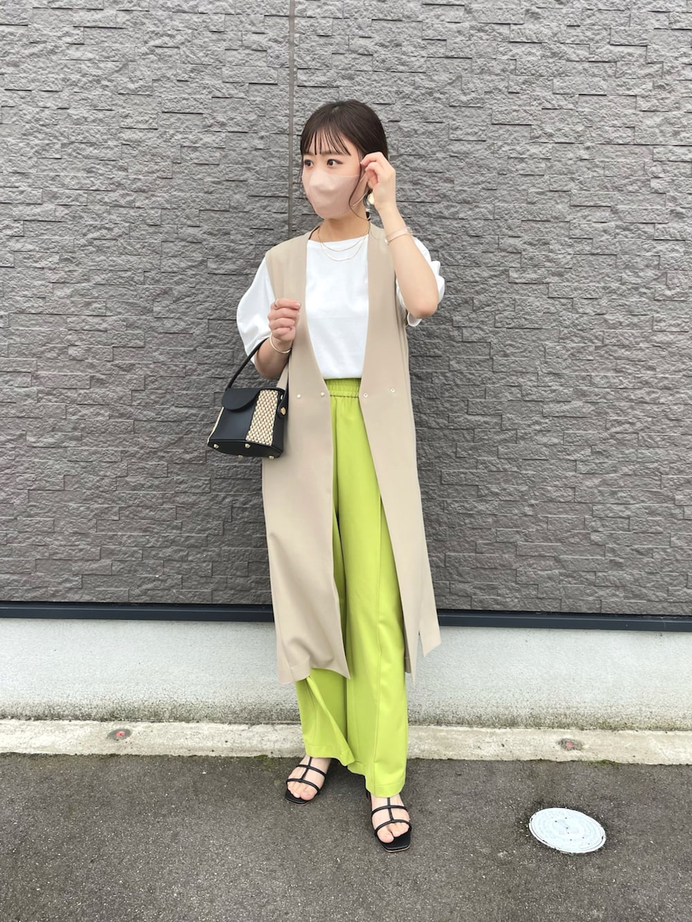 ベージュ系のベスト、グリーン系のその他パンツ、ホワイト系のTシャツ/カットソーを着用したレディースの夏コーディネートの2枚目の写真