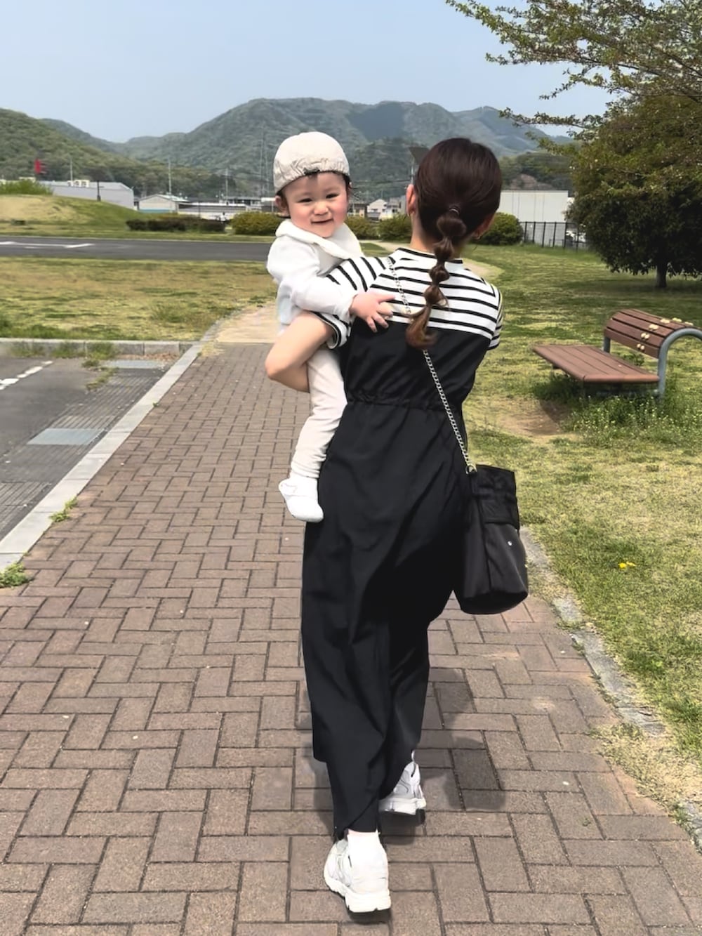 ブラック系のワンピース、ブルー系のシャツ/ブラウス、ホワイト系のスニーカーを着用したレディースの春コーディネートの4枚目の写真