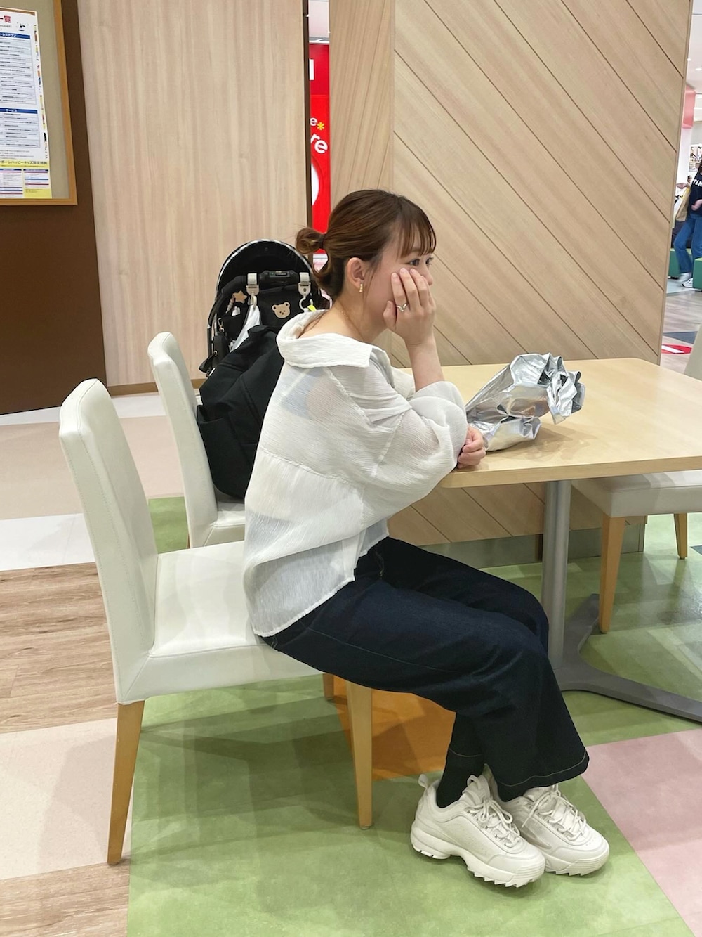 ブルー系のパンツ、ホワイト系のシャツ/ブラウス、シルバー系のトートバッグを着用したレディースの春コーディネートの3枚目の写真