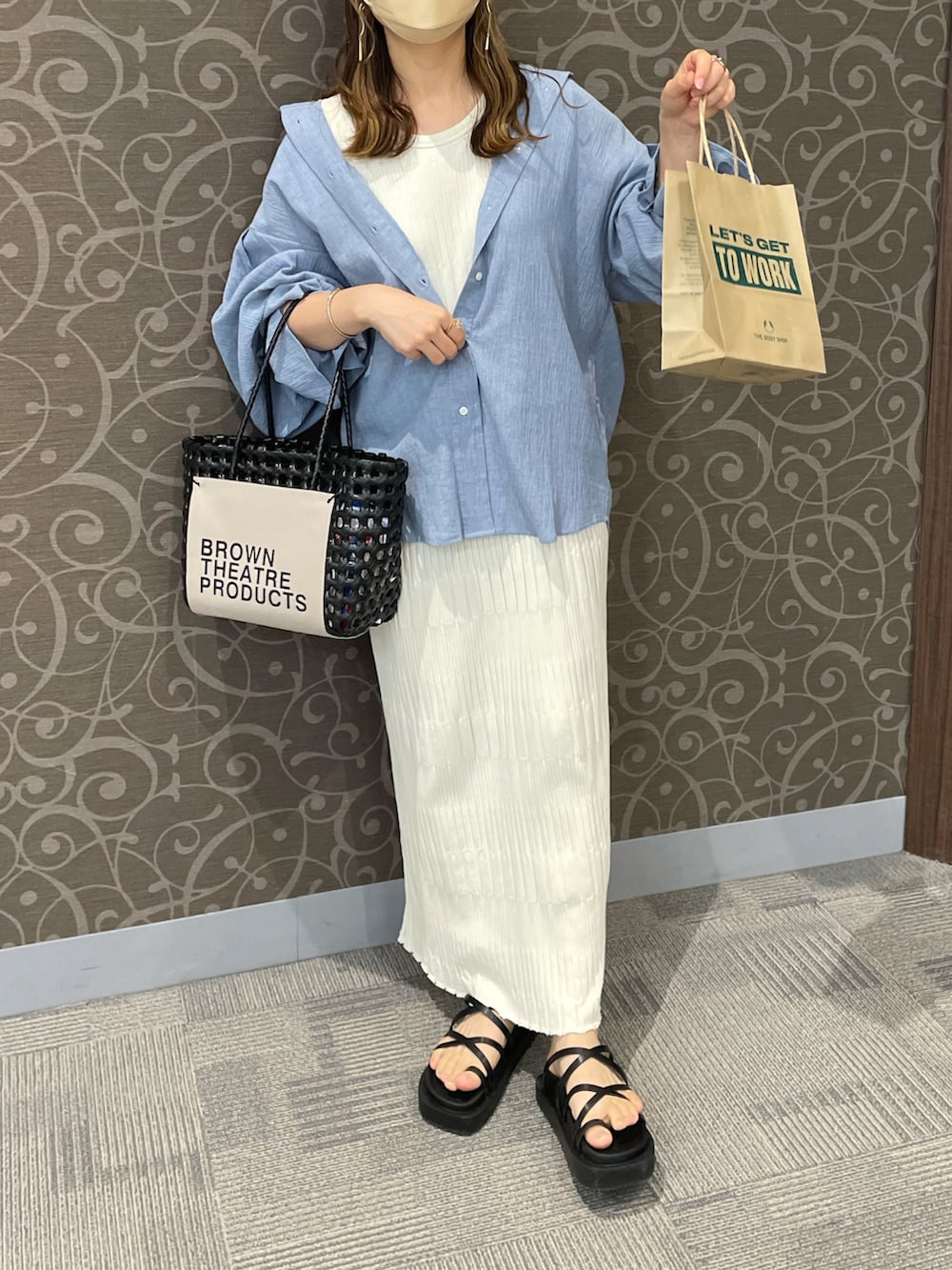 ブルー系のシャツ/ブラウス、ホワイト系のワンピース、ブラック系のハンドバッグを着用したレディースの夏コーディネートの4枚目の写真
