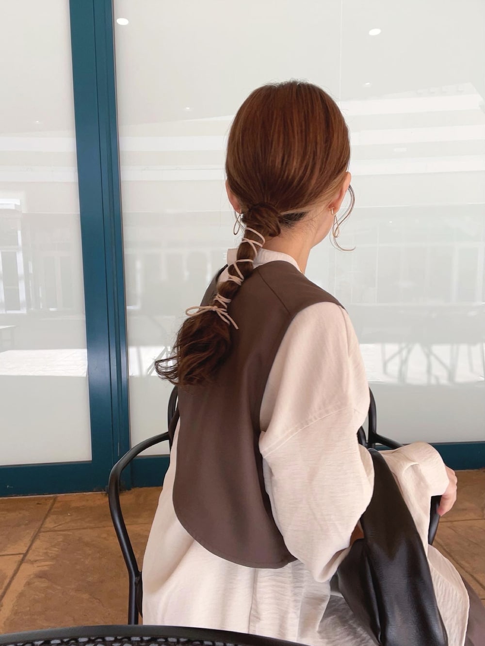 ブラウン系のワンピース、ホワイト系のシャツ/ブラウス、ブラック系のハンドバッグを着用したレディースの秋コーディネートの3枚目の写真