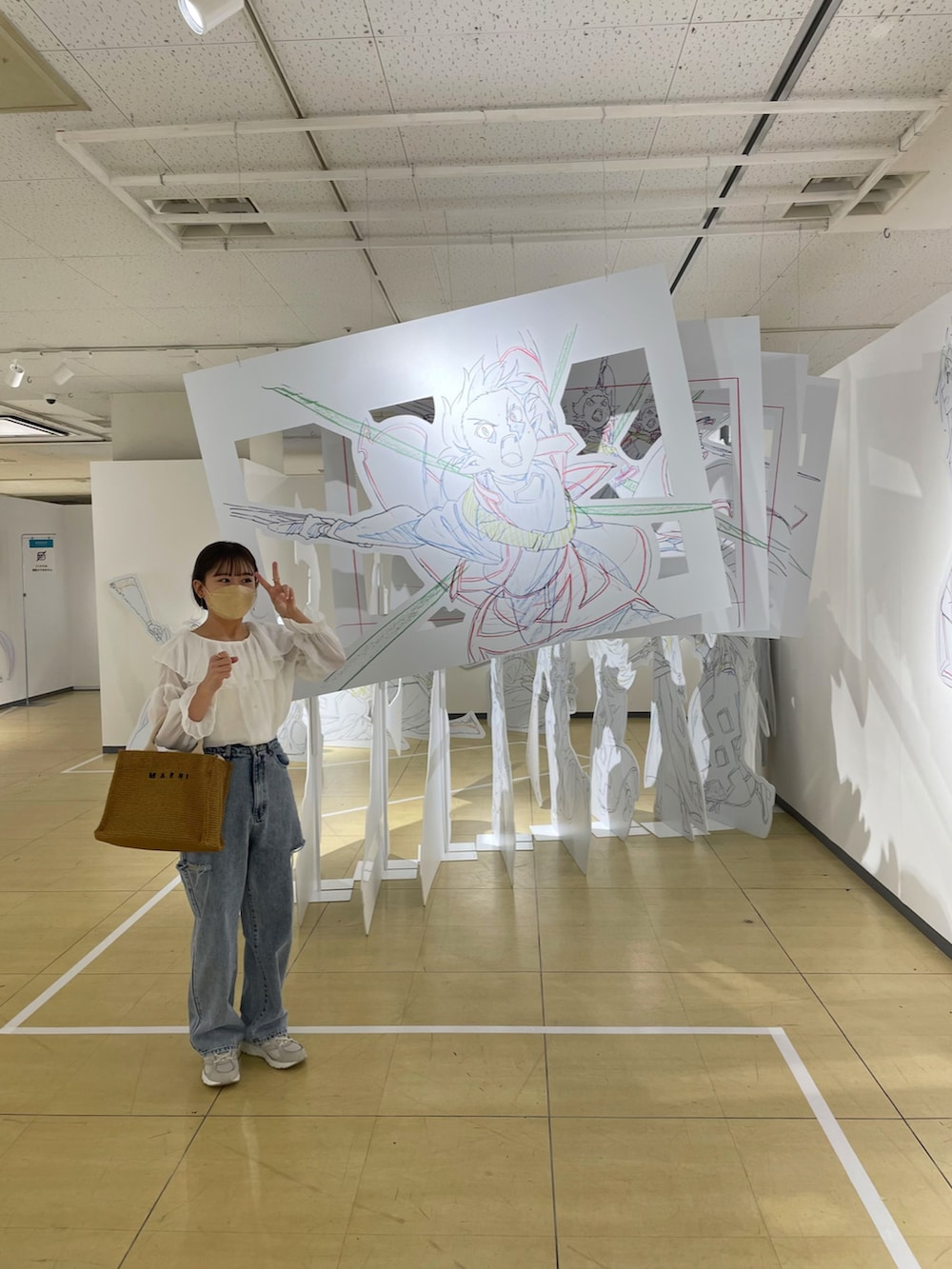ホワイト系のシャツ/ブラウス、その他のデニムパンツ、ホワイト系のスニーカーを着用したレディースの春コーディネートの3枚目の写真