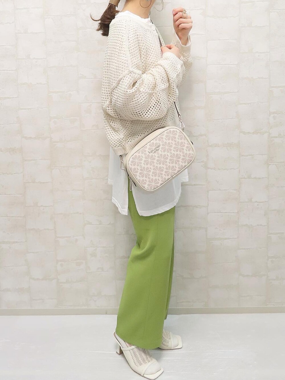ホワイト系のアンサンブル、グリーン系のその他パンツ、ホワイト系のショルダーバッグを着用したレディースの春コーディネートの4枚目の写真