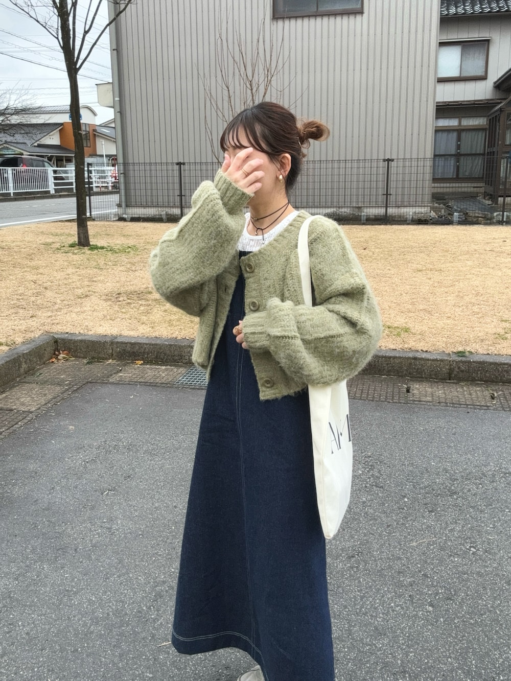 ブルー系のワンピース、グリーン系のカーディガン/ボレロ、ホワイト系のTシャツ/カットソーを着用したレディースの春コーディネートの5枚目の写真