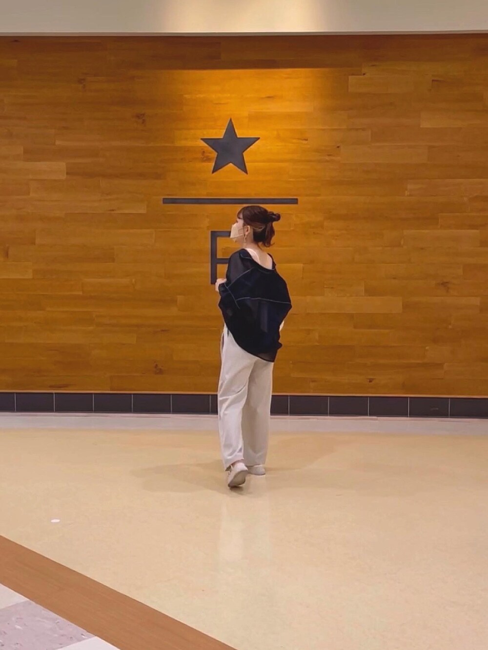 ブラック系のシャツ/ブラウス、ホワイト系のキャミソール、ホワイト系のスラックスを着用したレディースの夏コーディネートの3枚目の写真