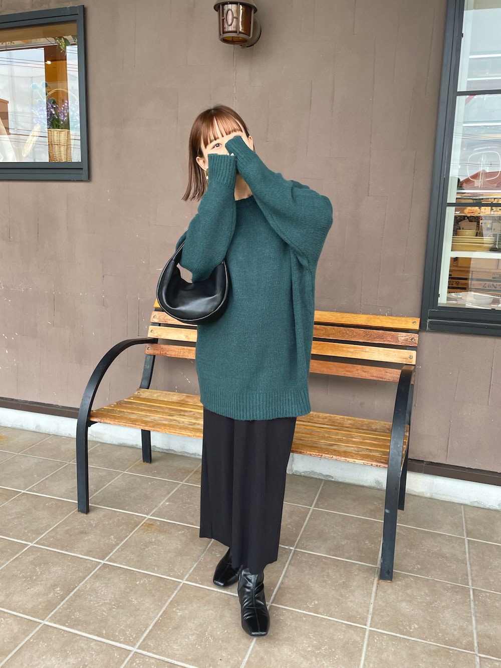 「カーディガン、ロングスカート、ブーツ、お出かけコーデ、休日スタイル、シンプルコーデ、秋コーデ、ミニバッグ、きれいめカジュアル、ニット、プチプラコーデ、カラー×コーデ、秋服準備はじめました、カジュアルコーデ、秋服まるっと大公開」｜「classicalelfのもちもち癒され。2wayニットカーディガン（カーディガン/ボレロ、グリーン系）」を使った、chicchimoさん（骨格ナチュラル・レディース・152cm）の秋コーディネートの4枚目の写真