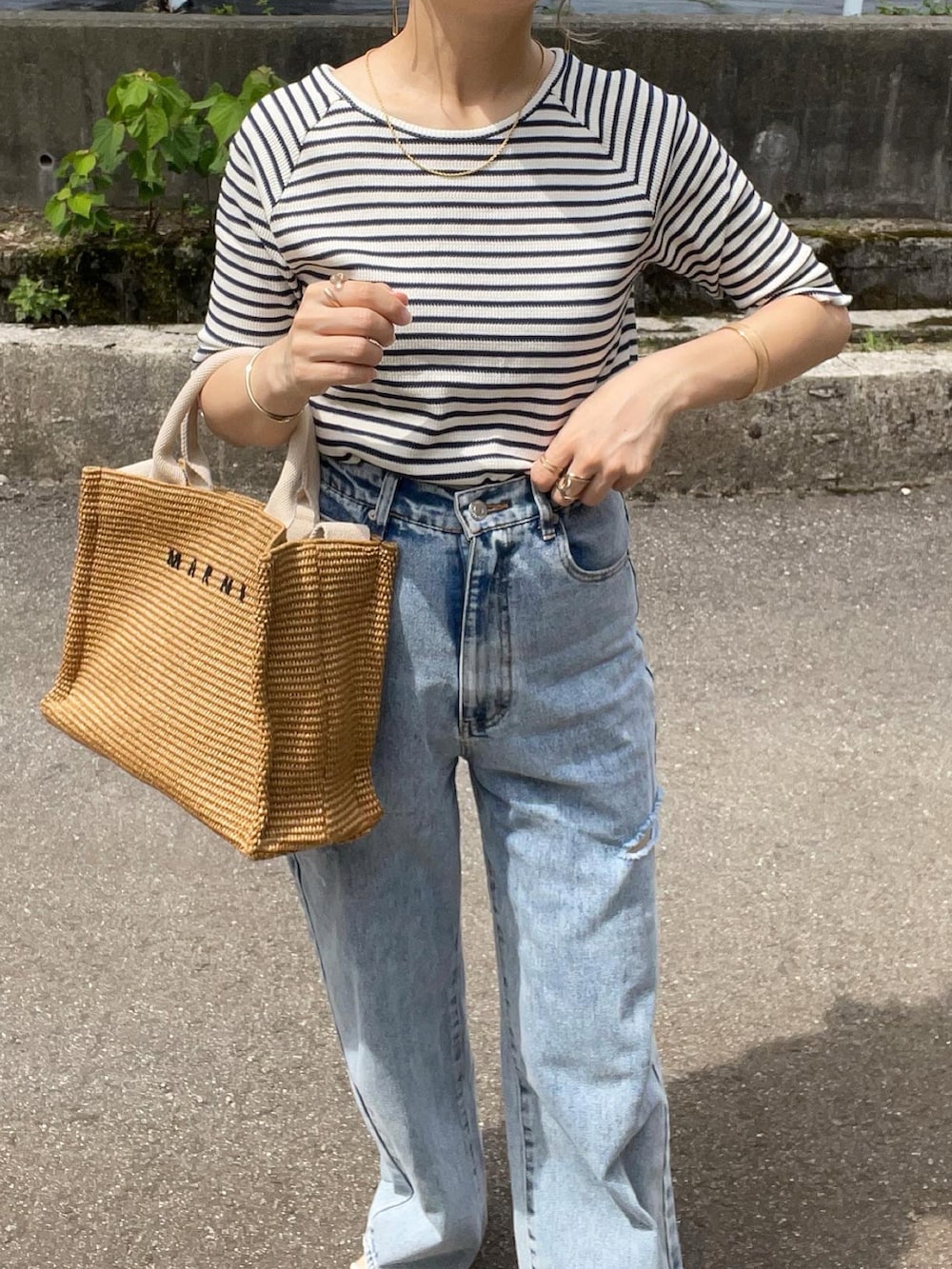 ブルー系のTシャツ/カットソー、その他のデニムパンツ、ベージュ系のショルダーバッグを着用したレディースの夏コーディネートの3枚目の写真