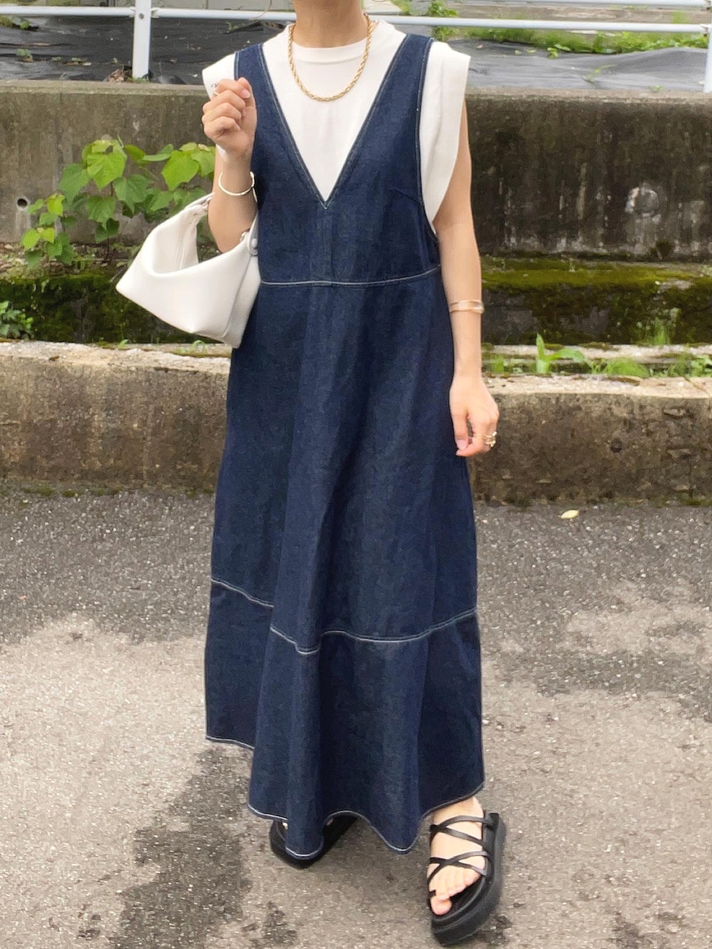 ブルー系のワンピース/ドレス、ホワイト系のハンドバッグ、ブラック系のサンダルを着用したレディースの夏コーディネートの5枚目の写真