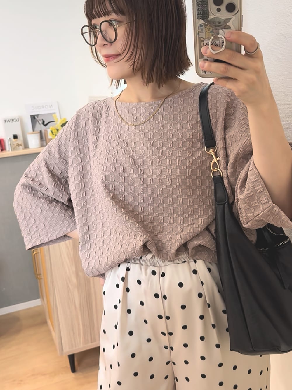 ベージュ系のTシャツ/カットソー、ブルー系のデニムパンツを着用したレディースの夏コーディネートの2枚目の写真