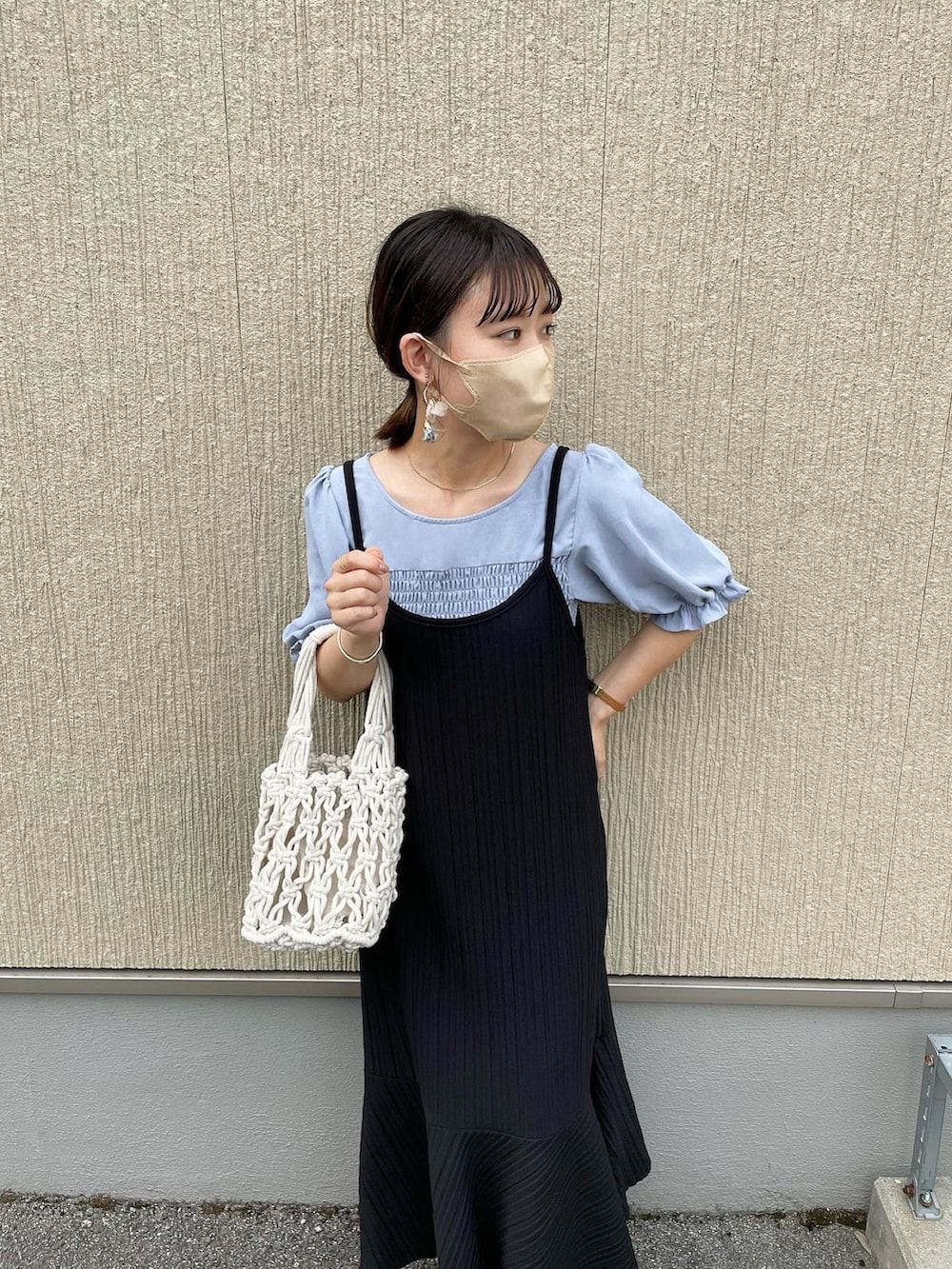 ブルー系のシャツ/ブラウス、ブラック系のワンピース、ゴールド系のネックレスを着用したレディースの夏コーディネートの3枚目の写真