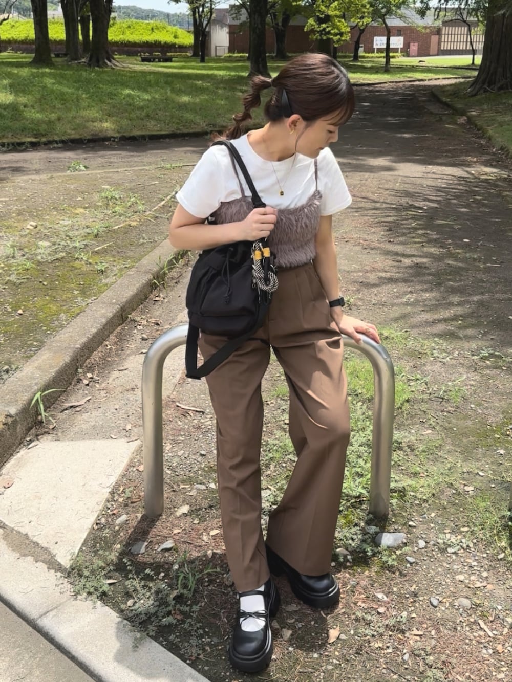 ブラウン系のパンツ、ブラウン系のワンピース/ドレス、ブラック系のバッグを着用したレディースの秋コーディネートの4枚目の写真