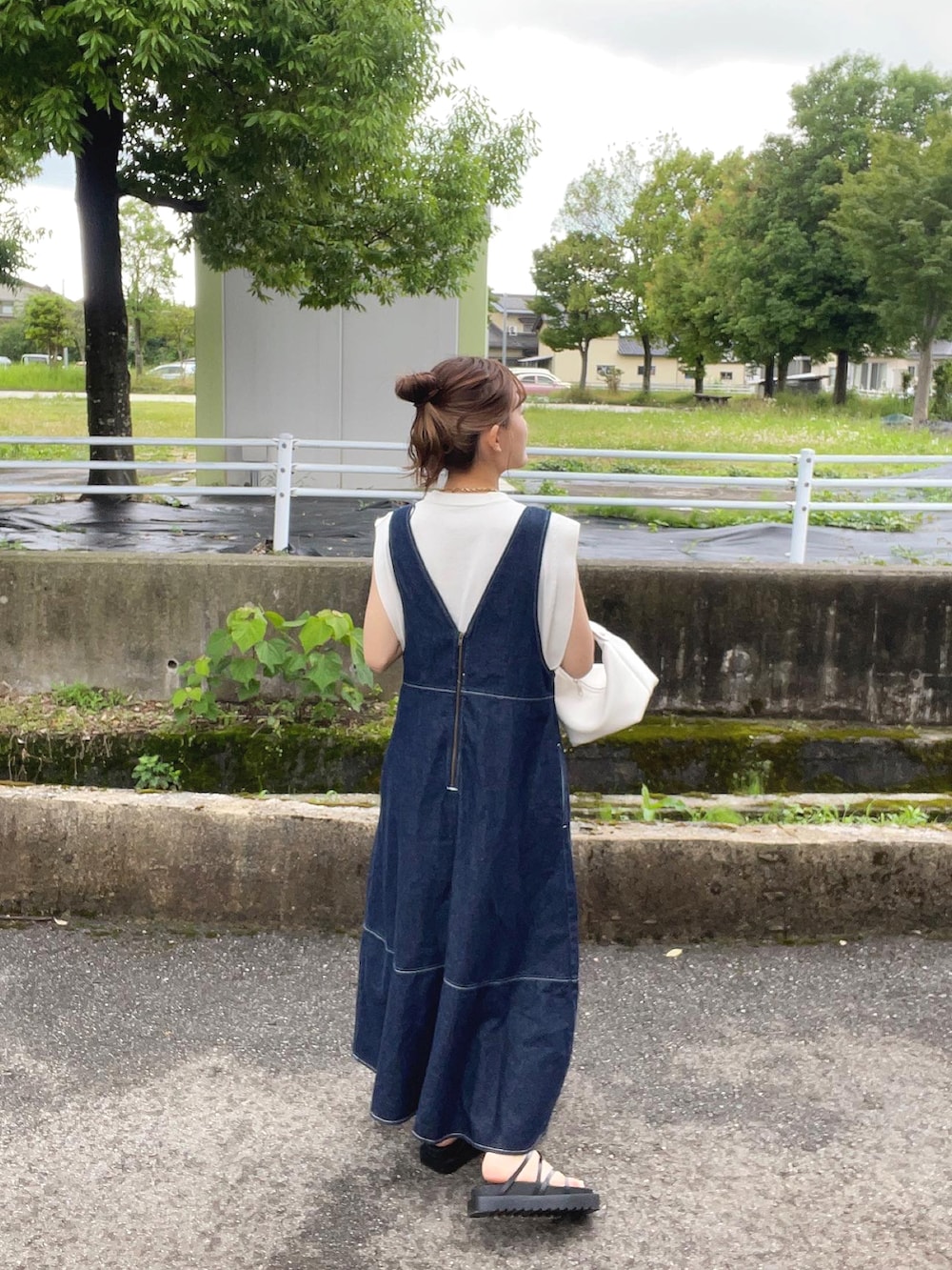 ブルー系のワンピース/ドレス、ホワイト系のハンドバッグ、ブラック系のサンダルを着用したレディースの夏コーディネートの3枚目の写真