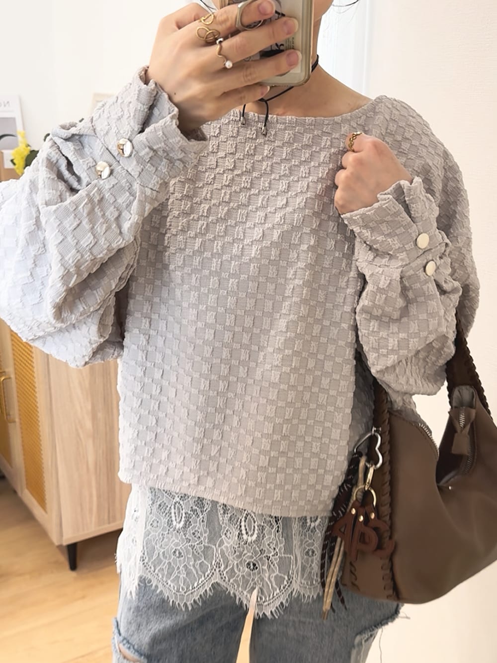 ベージュ系のTシャツ/カットソー、ホワイト系のキャミソール、その他のデニムパンツを着用したレディースの夏コーディネートの4枚目の写真