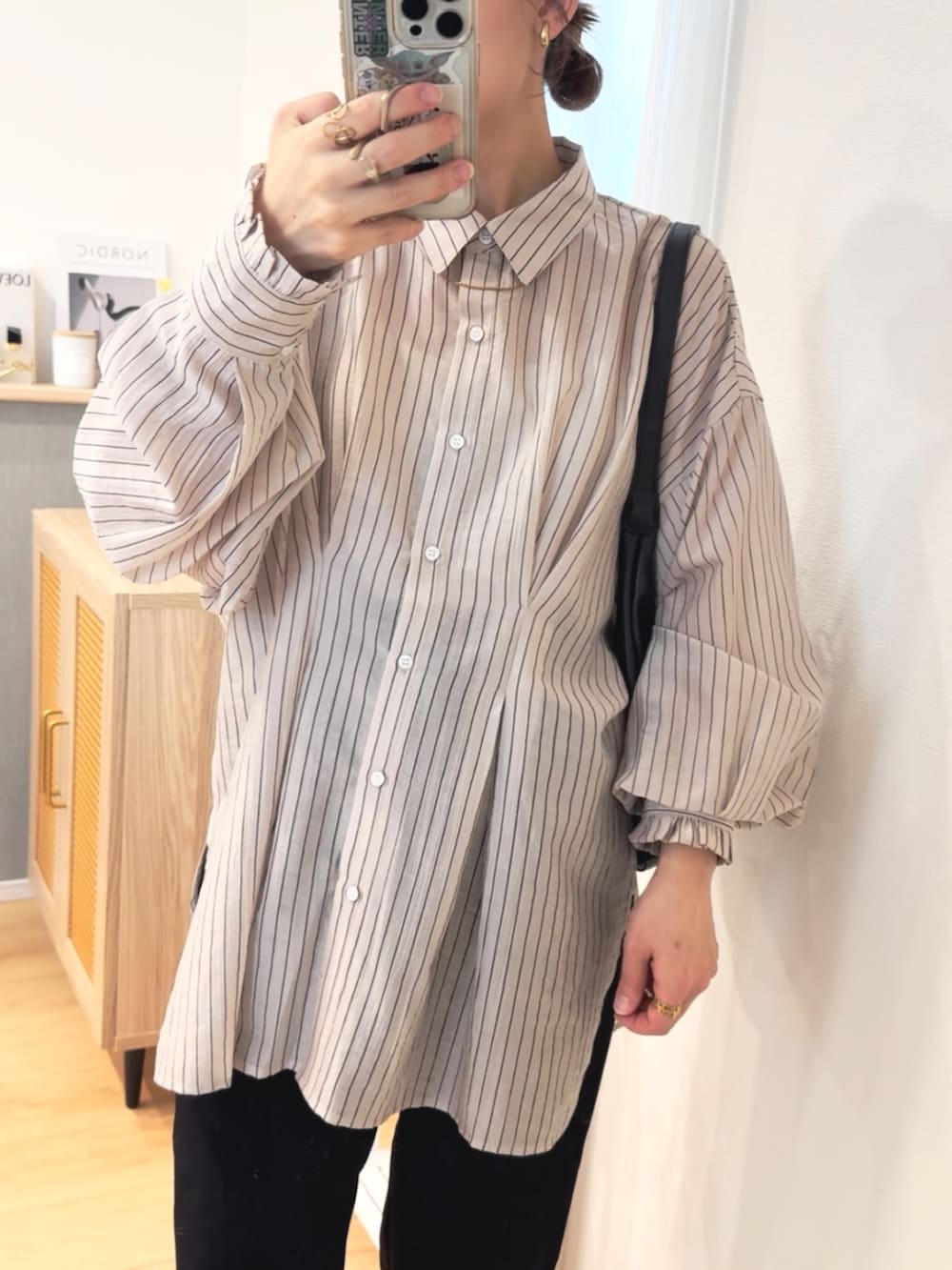 ベージュ系のシャツ/ブラウス、ブラック系のパンツ、ブラック系のバッグを着用したレディースの夏コーディネートの3枚目の写真