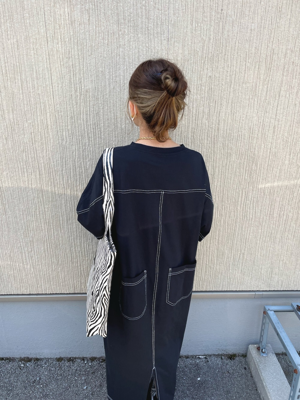 ブラック系のワンピース、その他のトートバッグ、ホワイト系のスニーカーを着用したレディースの夏コーディネートの5枚目の写真