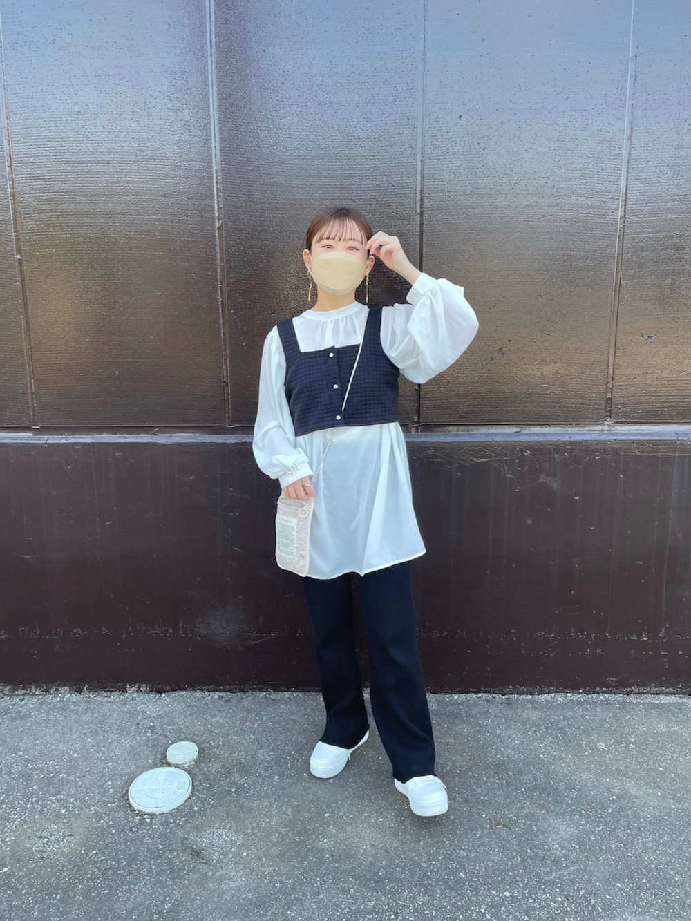 ホワイト系のシャツ/ブラウス、ブラック系のベスト、ブラック系のその他パンツを着用したレディースの春コーディネートの2枚目の写真