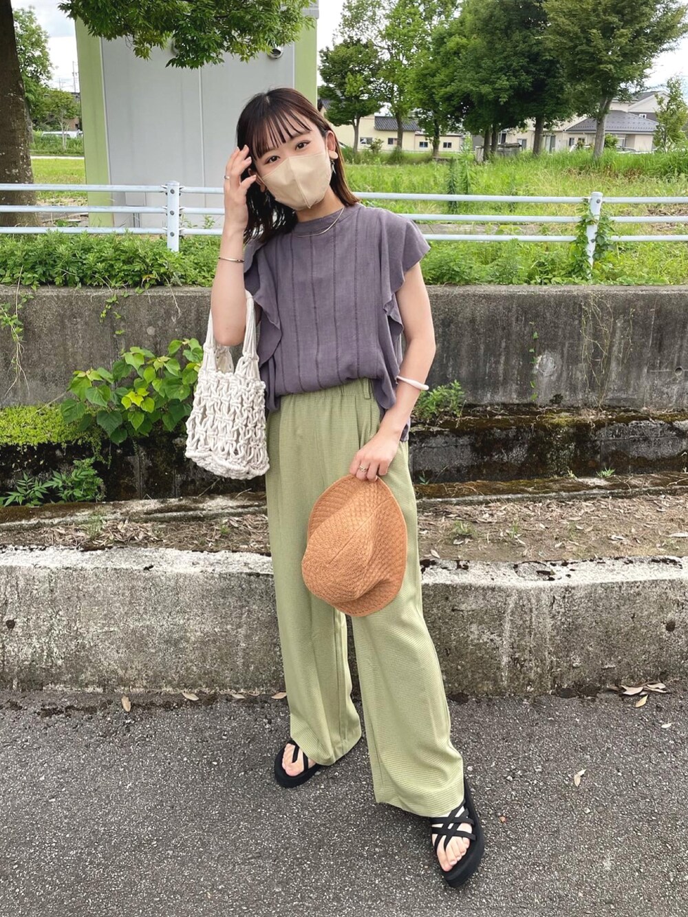 グレー系のシャツ/ブラウス、グリーン系のその他パンツ、ブラック系のサンダルを着用したレディースの夏コーディネートの3枚目の写真