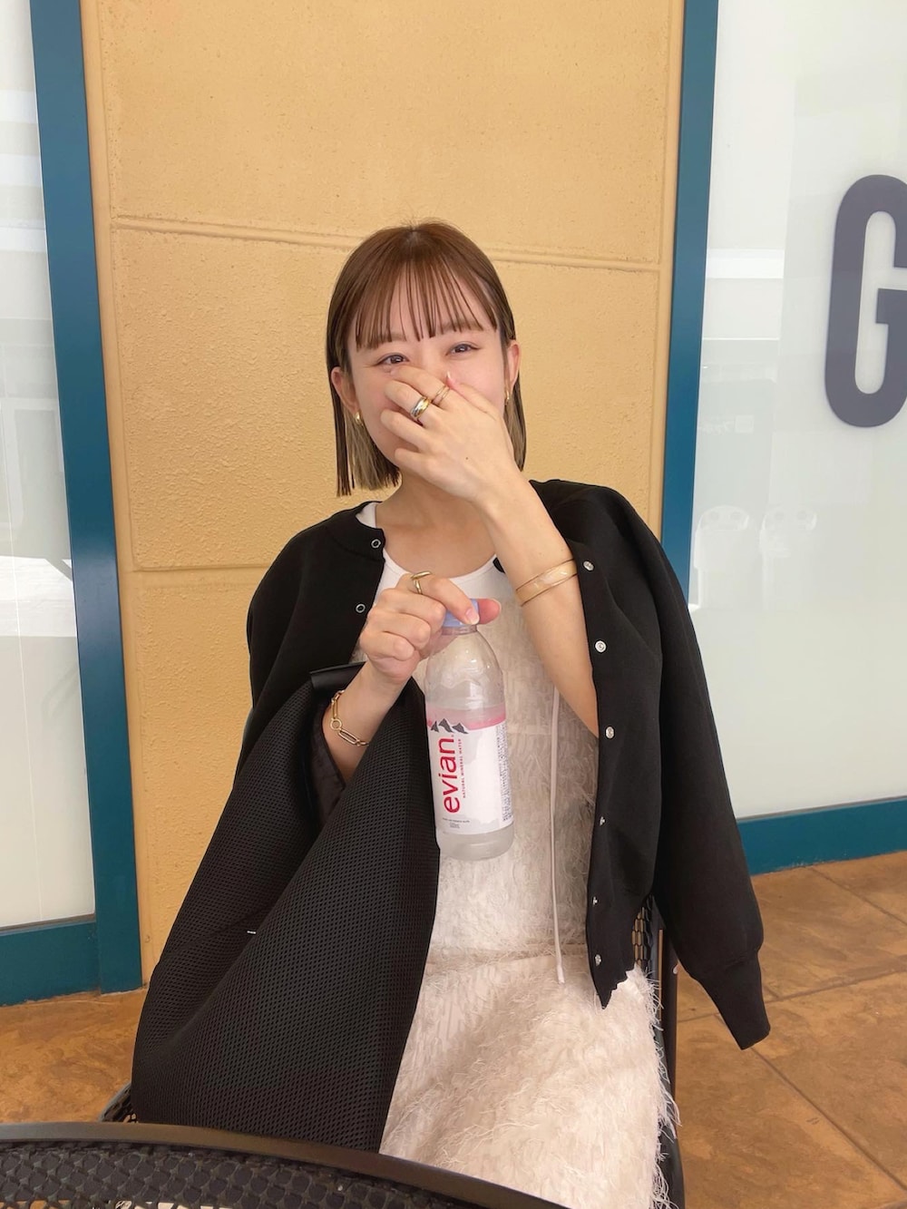 ブラック系のカーディガン/ボレロ、ホワイト系のワンピース、ブラック系のトートバッグを着用したレディースの秋コーディネートの4枚目の写真