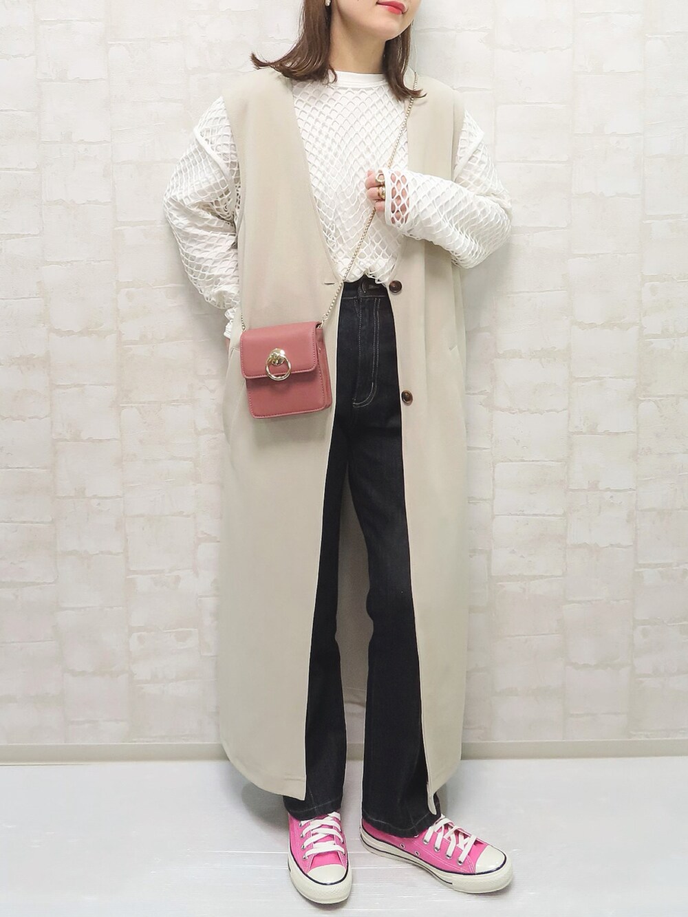 ホワイト系のTシャツ/カットソー、ホワイト系のトップス、ベージュ系のベストを着用したレディースの春コーディネートの3枚目の写真