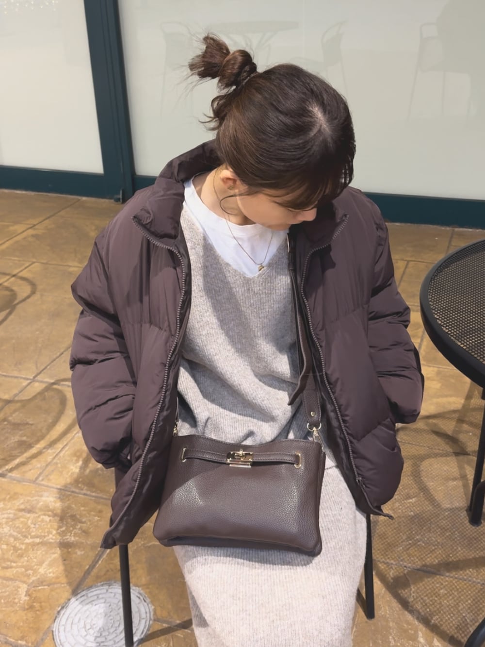 ブラック系のその他シューズ、ベージュ系のセットアップ、ブラウン系のジャケット/アウターを着用したレディースの冬コーディネートの3枚目の写真