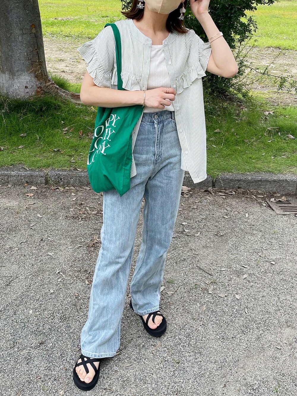 グリーン系のシャツ/ブラウス、ブラック系のスラックス、ブラック系のサンダルを着用したレディースの夏コーディネートの5枚目の写真