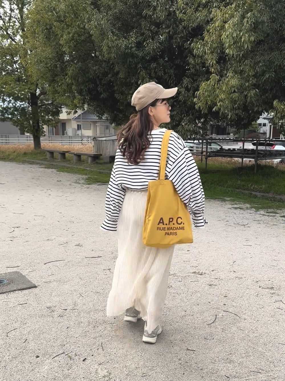 その他のTシャツ/カットソー、ホワイト系のスカート、オレンジ系のトートバッグを着用したレディースの春コーディネートの5枚目の写真