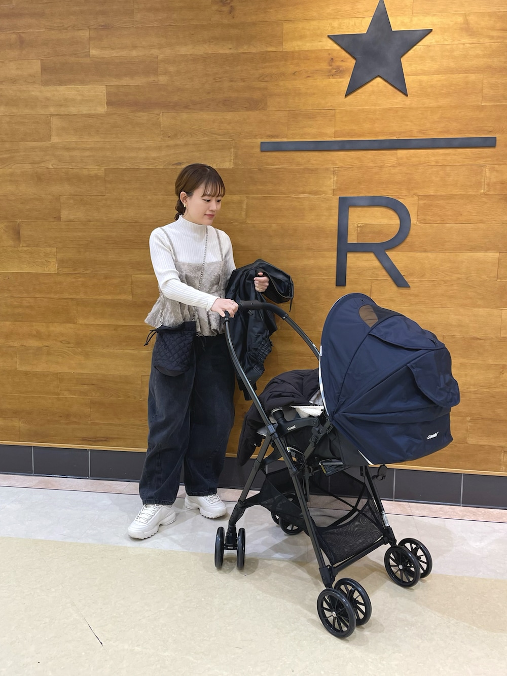 「韓国ファッション、ストリート、淡色コーデ、ビスチェ、お出かけコーデ、休日スタイル、デニム、大人カジュアル、春色、スニーカー、レイヤードスタイル、春ファッション、パンツスタイル、デニムコーデ、春のNewスタイル」｜「Rodeo Crownsのアイテム（デニムパンツ、ブラック系）」を使った、chicchimoさん（骨格ナチュラル・レディース・152cm）の春コーディネートの2枚目の写真