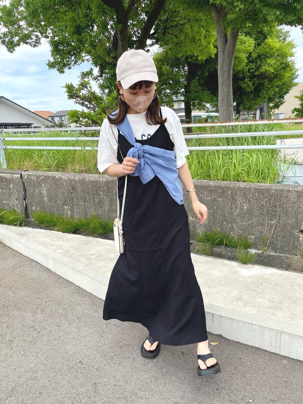 ホワイト系のTシャツ/カットソー、ブルー系のシャツ/ブラウス、ブラック系のワンピースを着用したレディースの夏コーディネートの2枚目の写真