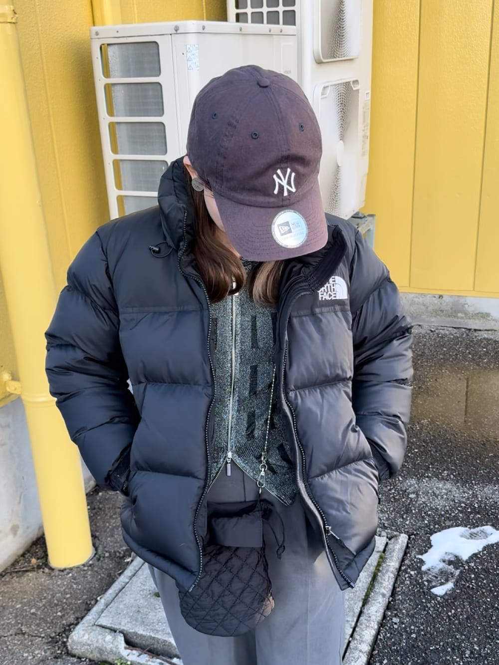 グレー系のカーディガン/ボレロ、グレー系のその他パンツ、ブラック系のショルダーバッグを着用したレディースの冬コーディネートの4枚目の写真