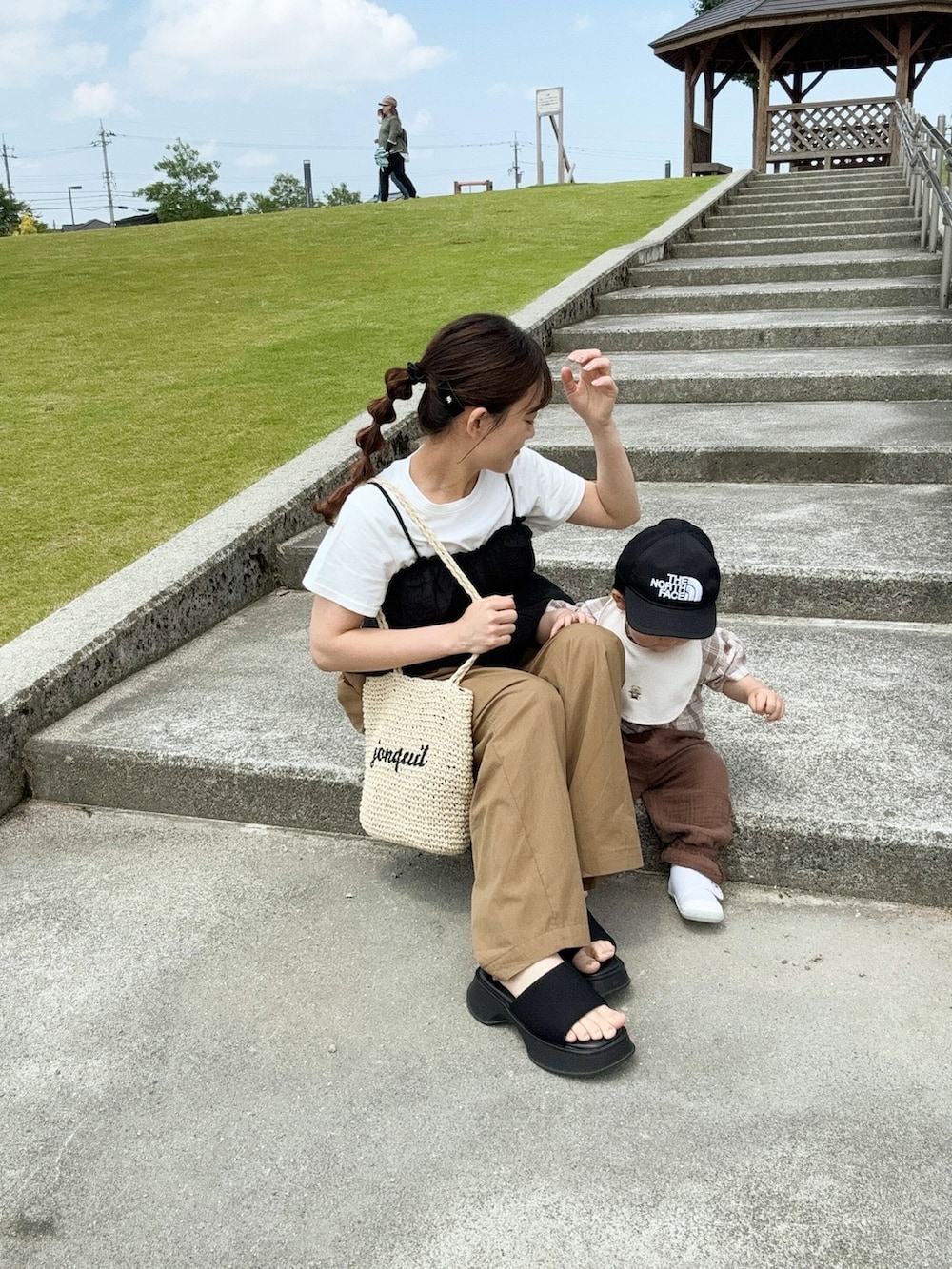 「Crisp、プチプラ、レイヤードスタイル、白Tシャツ、ビスチェ、サンダル、大人女子、お出かけコーデ、休日スタイル、夏コーデ、Tシャツコーデ、シンプルスタイル、夏ファッション、厚底サンダル、かごバッグ」｜「Crispの２タックイージーパンツ[c2R3685]（カーゴパンツ、ブラウン系）」を使った、chicchimoさん（レディース・152cm）の夏コーディネートの2枚目の写真