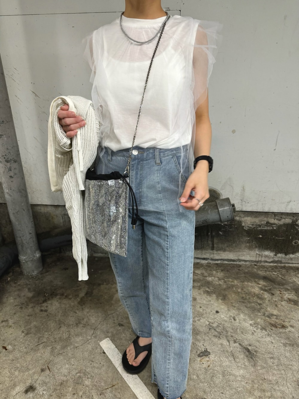 ホワイト系のその他トップス、ブルー系のデニムパンツ、シルバー系のショルダーバッグを着用したレディースの夏コーディネートの5枚目の写真