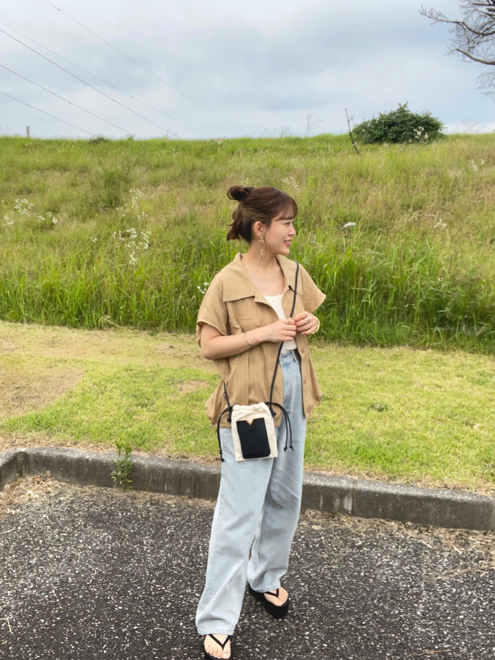 ブラウン系のシャツ/ブラウス、ブルー系のデニムパンツ、ホワイト系のショルダーバッグを着用したレディースの夏コーディネートの2枚目の写真