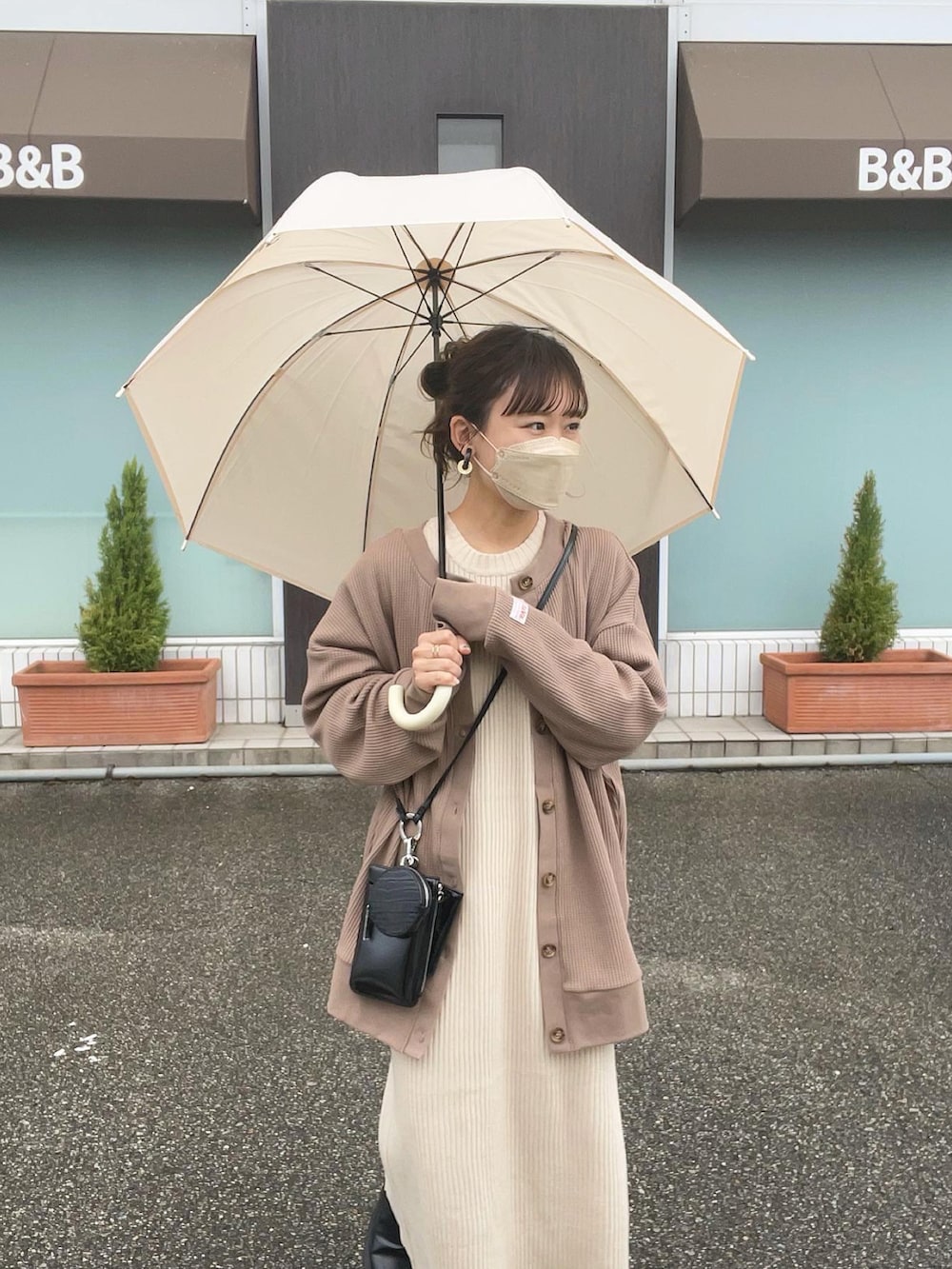 「雨の日コーデ、ワントーンコーデ、淡色コーデ、プチプラ、ショルダーバッグ、ロングワンピース、ブーツ、韓国ファッション、ビッグシルエット、ベージュ、カーディガン、秋コーデ、きれいめカジュアル、休日スタイル、ブーツコーデ」｜「Javaの《JaVaジャバ コラボ》ワッフル素材でリラックス気分。2way楽しめるカーディガン。（カーディガン/ボレロ、ブラウン系）」を使った、chicchimoさん（レディース・152cm）の秋コーディネートの2枚目の写真