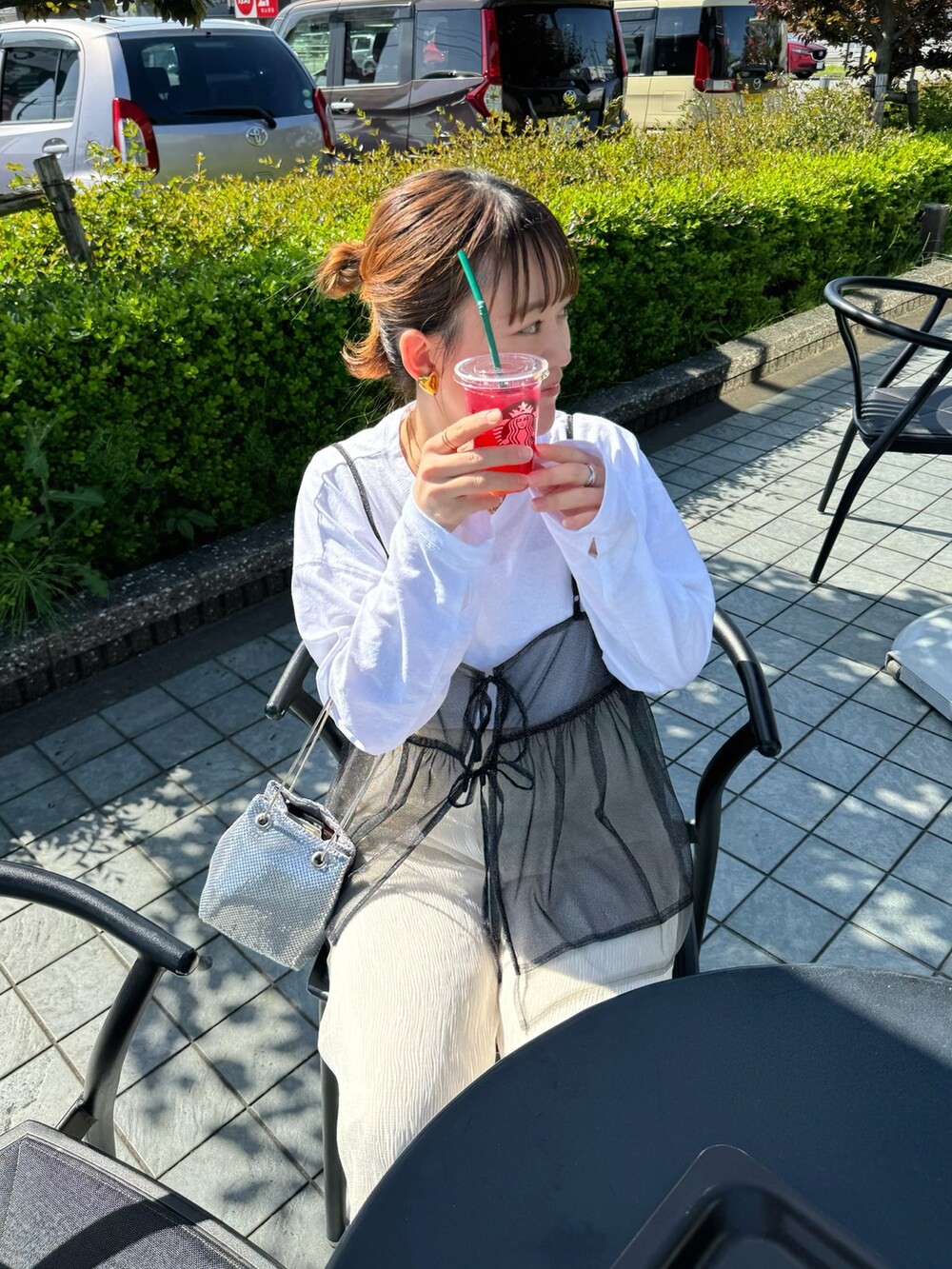 ホワイト系のその他パンツ、ホワイト系のTシャツ/カットソー、ブラック系のキャミソールを着用したレディースの春コーディネートの3枚目の写真