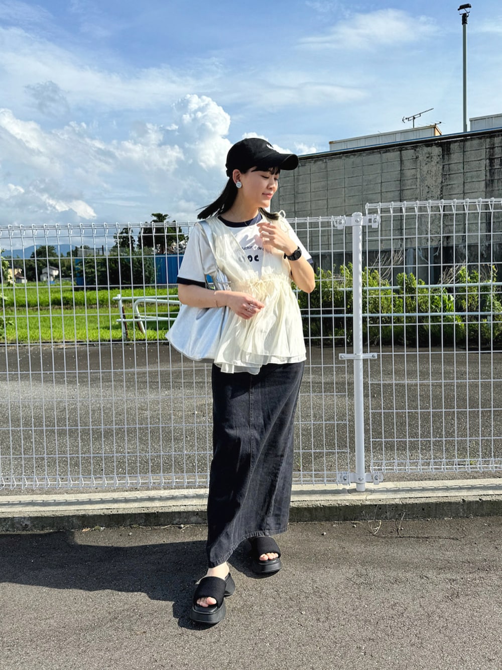 「ロゴT、ラグランTシャツ、シアートップス、ビスチェ、ベスト、レイヤードスタイル、デニム、韓国ファッション、テーマパークコーデ、夏コーデ、Tシャツコーデ、お出かけコーデ、休日スタイル、プチプラ、キャップ」｜「CENEの【CENE】セネ/リーフスライドチェーンネックレス（ネックレス、シルバー系）」を使った、chicchimoさん（骨格ナチュラル・レディース・152cm）の夏コーディネートの4枚目の写真