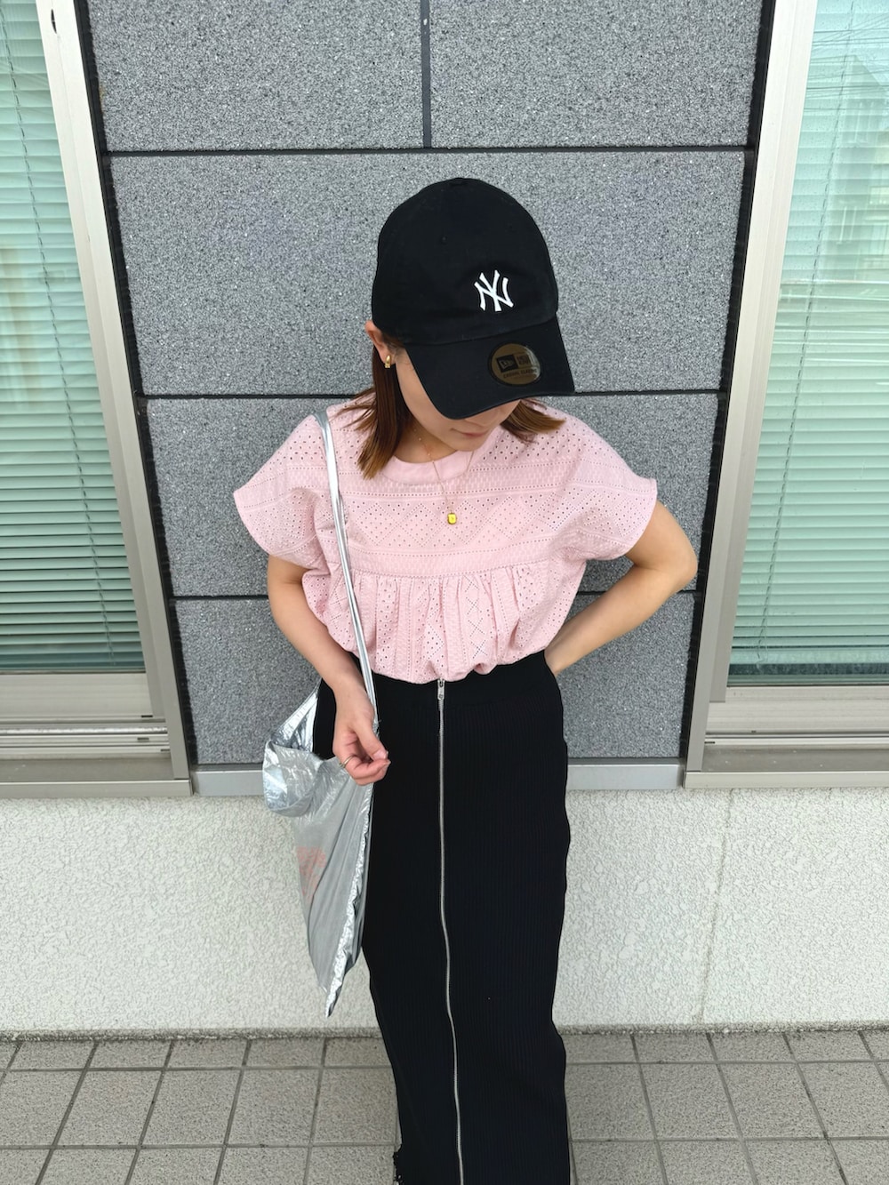 ピンク系のシャツ/ブラウス、ブラック系のスカート、シルバー系のトートバッグを着用したレディースの春コーディネートの3枚目の写真